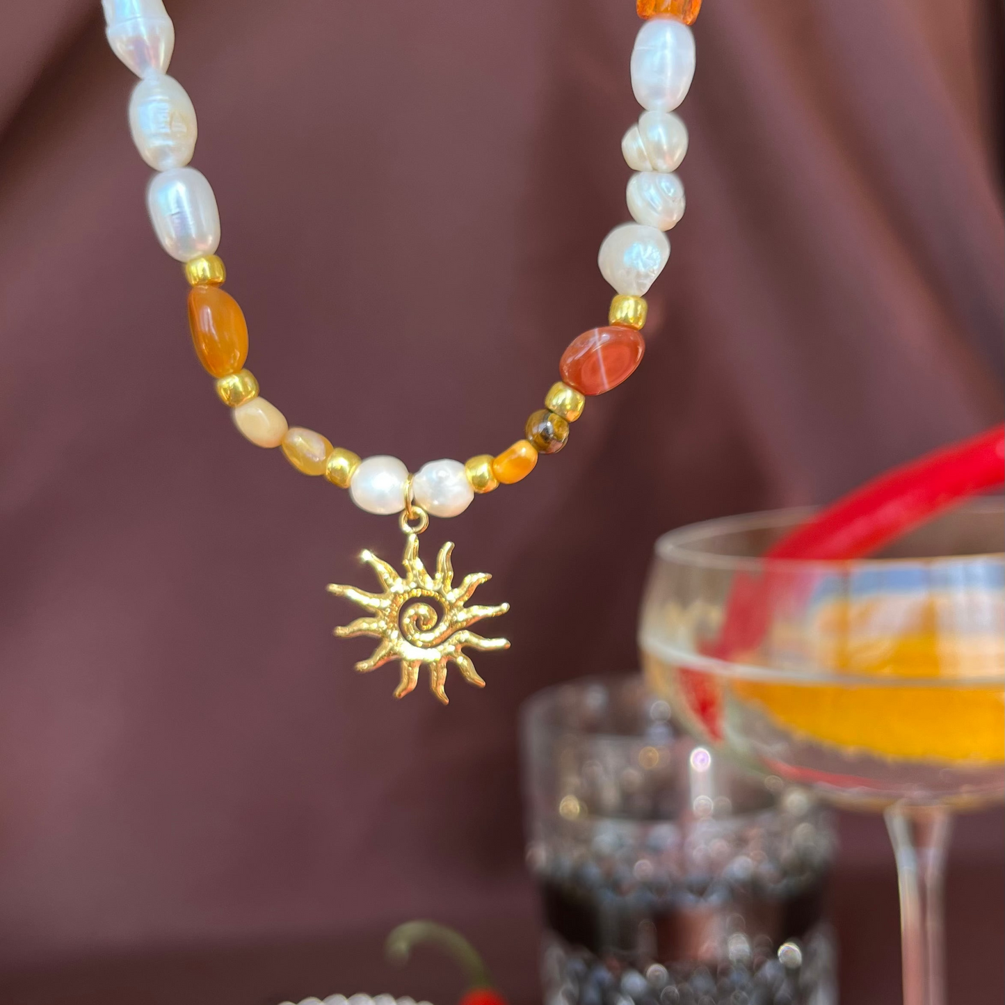 Collier Aquì y allà