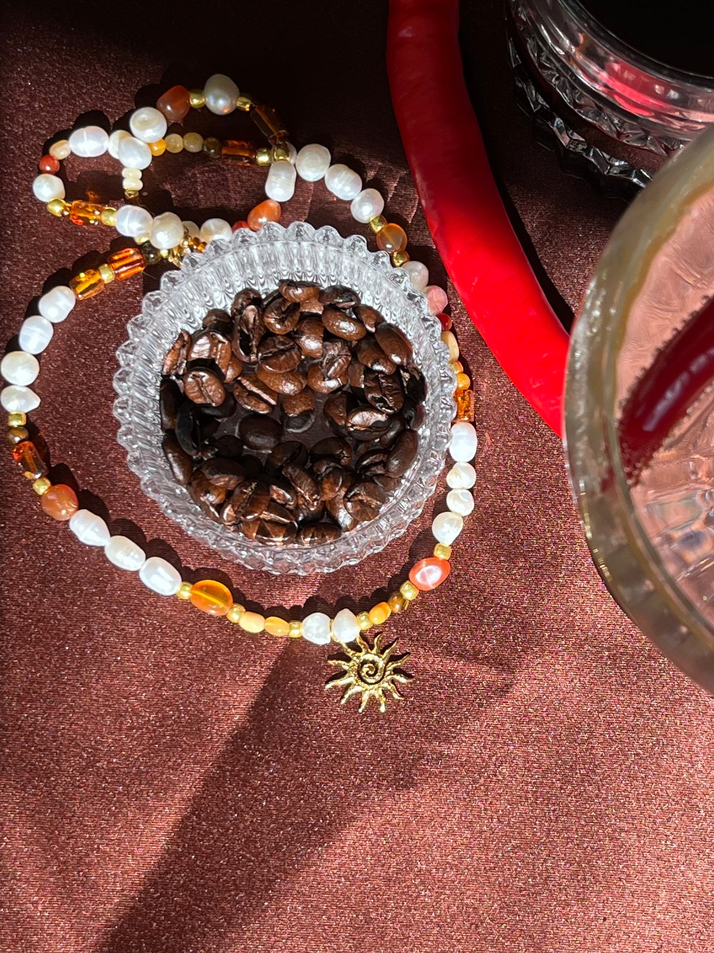 Collier Aquì y allà
